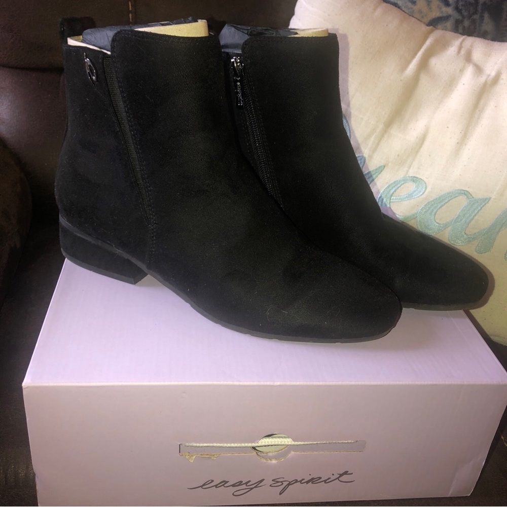 Easy spirit sz 8 M.  Black suede. In box with packaging materials.  Dalisia2
